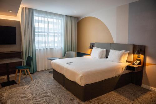 Suite con cama extragrande y zona de comedor y zona de cocina adicionales del hotel Holiday Inn London - Whitechapel. Foto 9