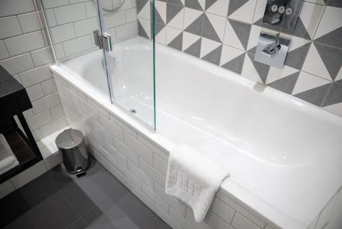 Suite con cama extragrande y zona de comedor y zona de cocina adicionales del hotel Holiday Inn London - Whitechapel. Foto 10