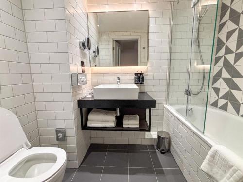 Suite con cama extragrande y zona de comedor y zona de cocina adicionales del hotel Holiday Inn London - Whitechapel. Foto 11