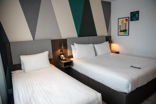 Habitación Estándar con cama doble e individual del hotel Holiday Inn London - Whitechapel. Foto 9