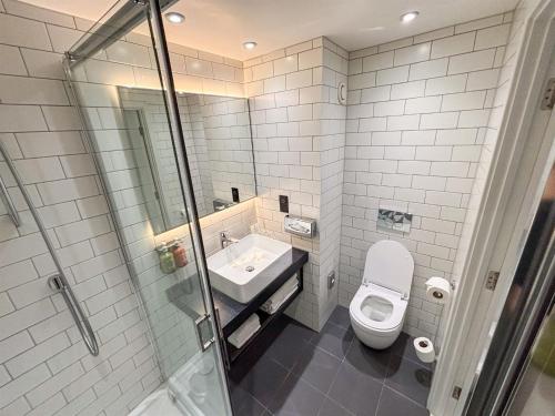 Habitación Estándar con cama doble e individual del hotel Holiday Inn London - Whitechapel. Foto 10