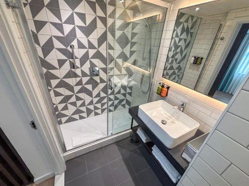 Habitación Doble Estándar del hotel Holiday Inn London - Whitechapel. Foto 6