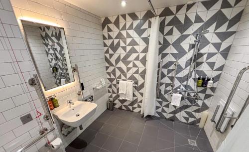 Habitación Doble Estándar - Adaptada para personas con discapacidad del hotel Holiday Inn London - Whitechapel. Foto 5