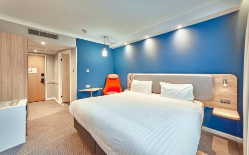 Habitación estándar con desayuno caliente gratuito del hotel Holiday Inn Express London - Stratford, An Ihg. Foto 3