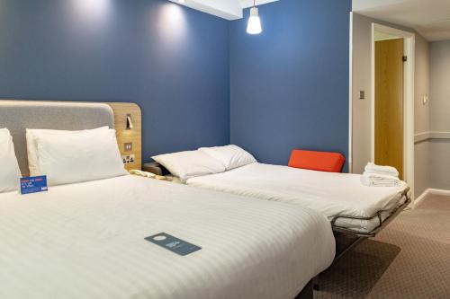 Habitación Doble Estándar con sofá cama individual del hotel Holiday Inn Express London - Stratford, An Ihg