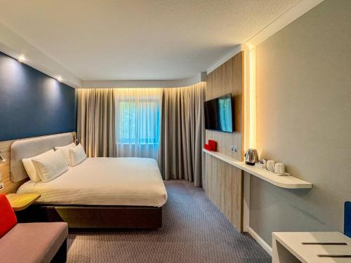 Habitación doble estándar con sofá cama individual y desayuno caliente gratuito del hotel Holiday Inn Express London - Stratford, An Ihg. Foto 4