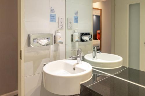 Habitación Doble Estándar con sofá cama individual del hotel Holiday Inn Express London - Stratford, An Ihg. Foto 7