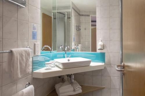 Habitación Doble Estándar con sofá cama individual del hotel Holiday Inn Express London - Stratford, An Ihg. Foto 8