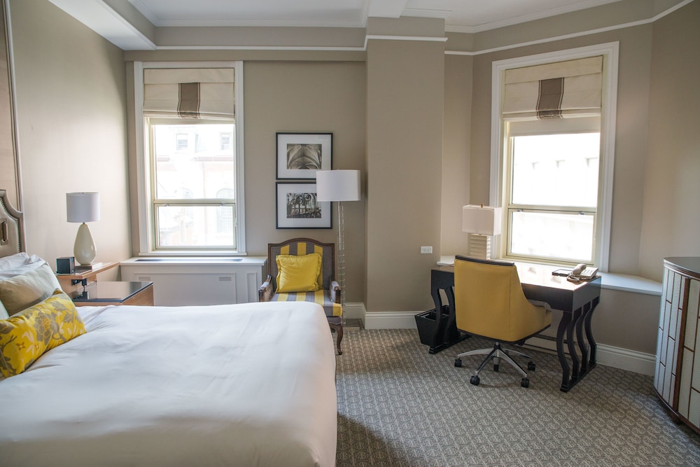 Habitación Deluxe, 1 cama de matrimonio grande, vistas al patio del hotel Fairmont Le Chateau Frontenac. Foto 1