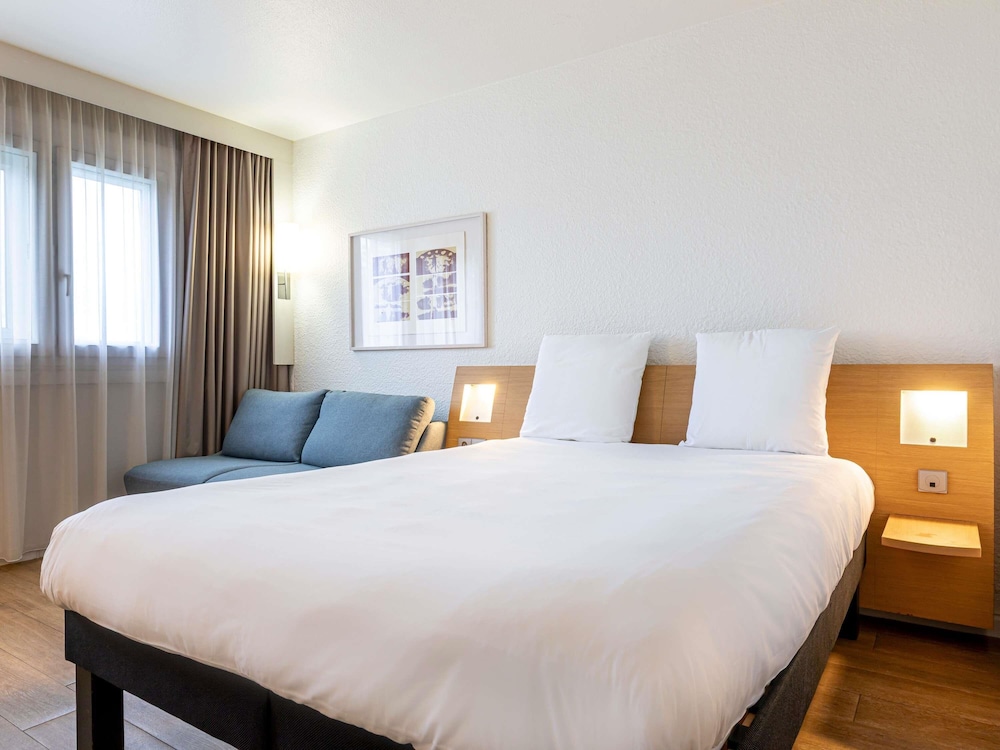 Habitación Familiar Estándar con Sofá del hotel Mercure Paris Le Bourget. Foto 2
