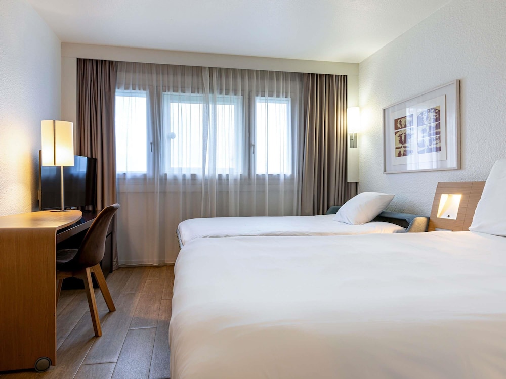 Habitación Familiar Estándar con Sofá del hotel Mercure Paris Le Bourget. Foto 3