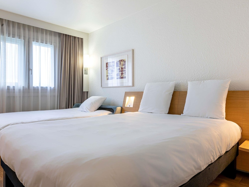 Habitación Familiar Estándar con Sofá del hotel Mercure Paris Le Bourget. Foto 7