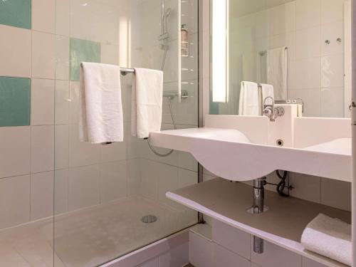 Estudio Superior con Dos Camas Individuales del hotel Mercure Paris Le Bourget. Foto 5