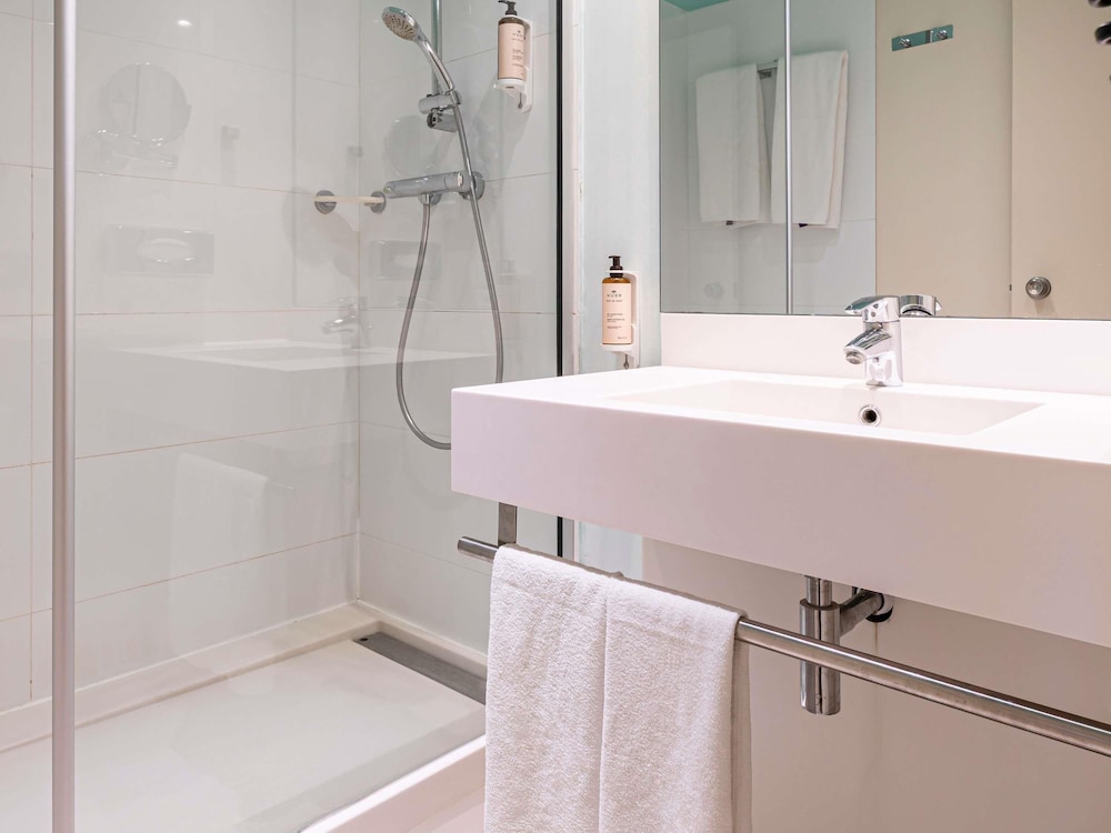 Habitación Estándar con 1 cama doble del hotel Mercure Paris Le Bourget. Foto 5