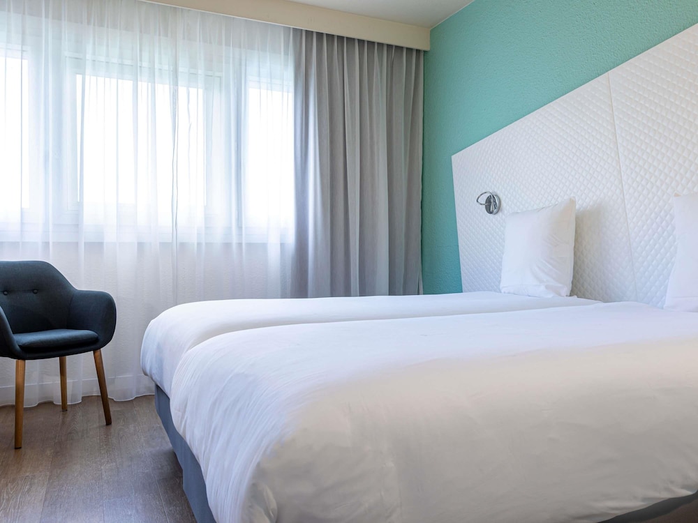 Habitación estándar con 2 camas individuales del hotel Mercure Paris Le Bourget. Foto 1