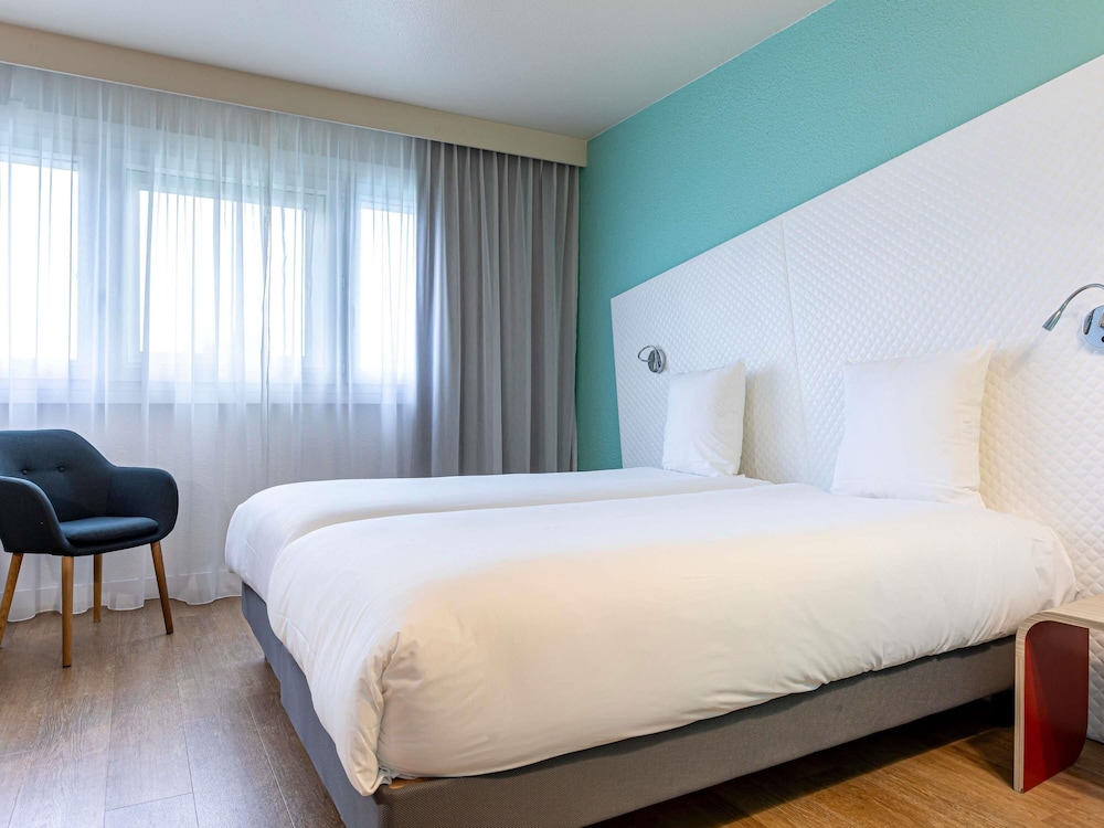 Habitación estándar con 2 camas individuales del hotel Mercure Paris Le Bourget. Foto 2