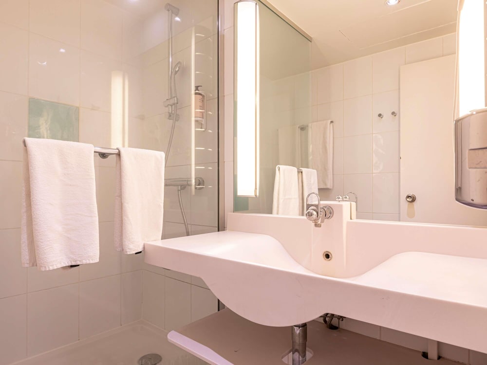 Habitación estándar con 2 camas individuales del hotel Mercure Paris Le Bourget. Foto 3