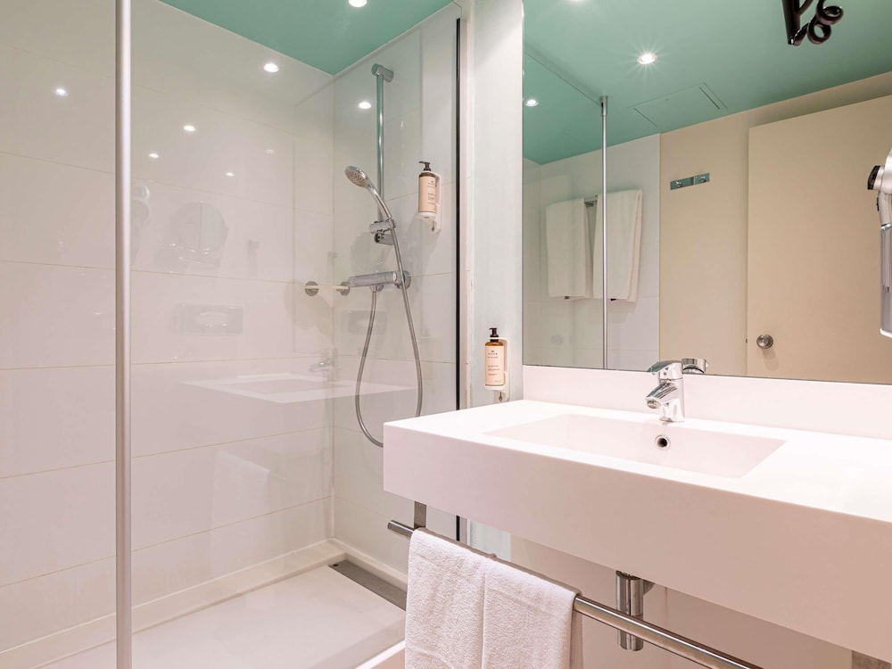 Habitación estándar con 2 camas individuales del hotel Mercure Paris Le Bourget. Foto 5