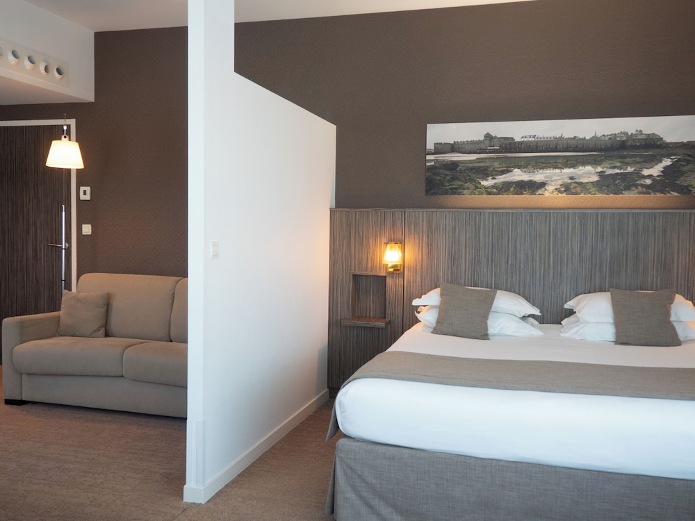 Suite Familiar con 1 cama doble, 1 sofá - cama doble y 1 sofá - cama individual del hotel Mercure Saint Malo Balmoral. Foto 4