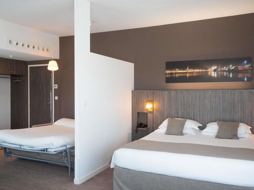 Suite Familiar con 1 cama doble, 1 sofá - cama doble y 1 sofá - cama individual del hotel Mercure Saint Malo Balmoral. Foto 9