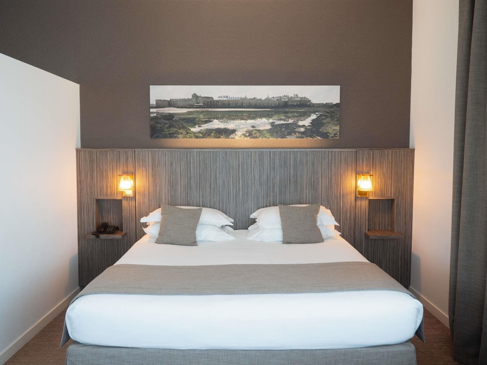 Suite Familiar con 1 cama doble, 1 sofá - cama doble y 1 sofá - cama individual del hotel Mercure Saint Malo Balmoral. Foto 12