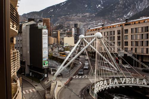 Habitación Triple con vistas a la ciudad del hotel Magic Andorra. Foto 3