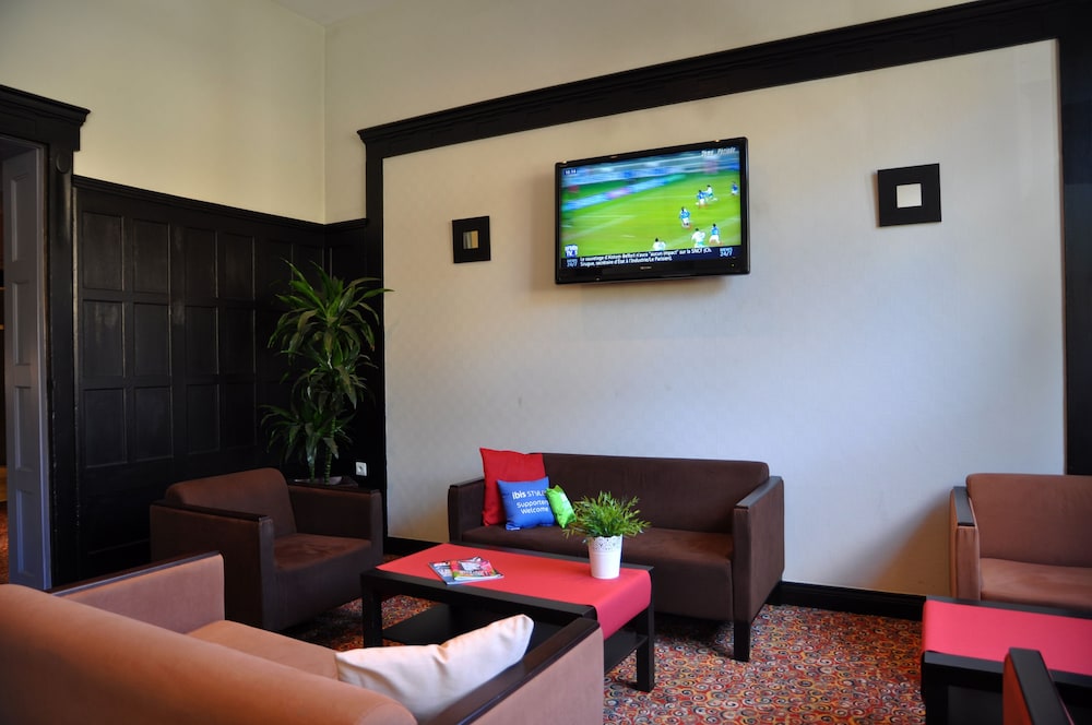 Suite familiar estándar con 1 cama doble y 1 sofá del hotel Ibis Styles Metz Centre Gare. Foto 1