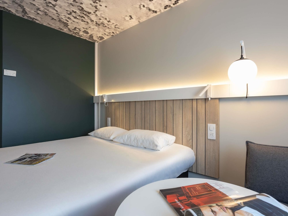 Habitación con 1 cama doble + 1 cama supletoria del hotel IBIS CLERMONT-FERRAND. MONTFERRAND. Foto 2
