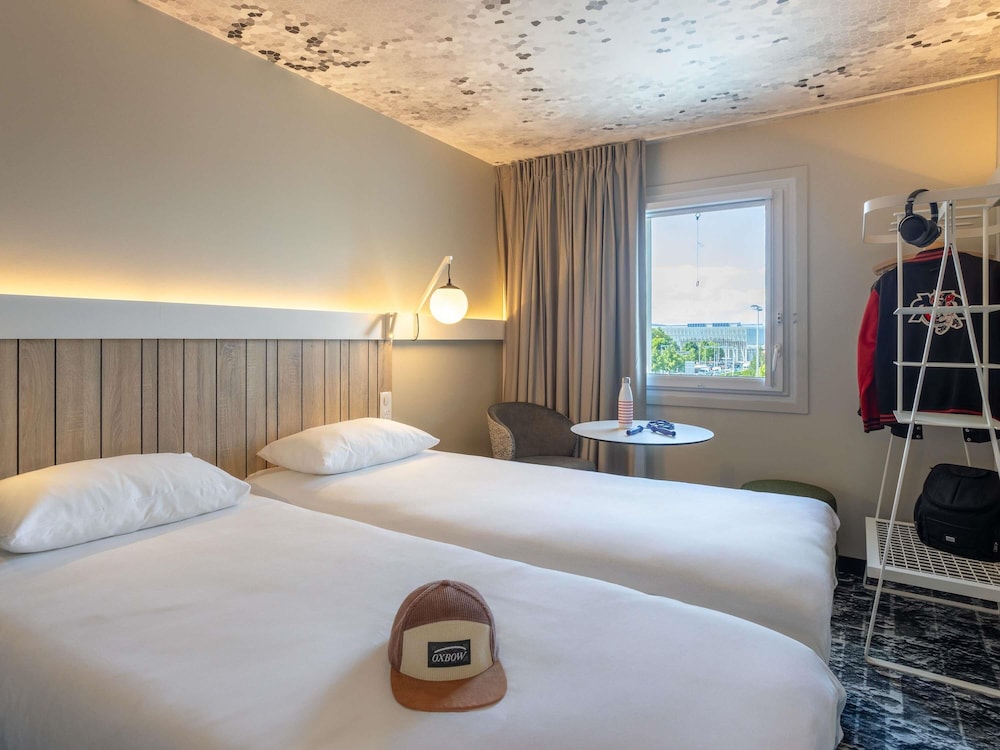 Habitación estándar con dos camas individuales del hotel IBIS CLERMONT-FERRAND. MONTFERRAND