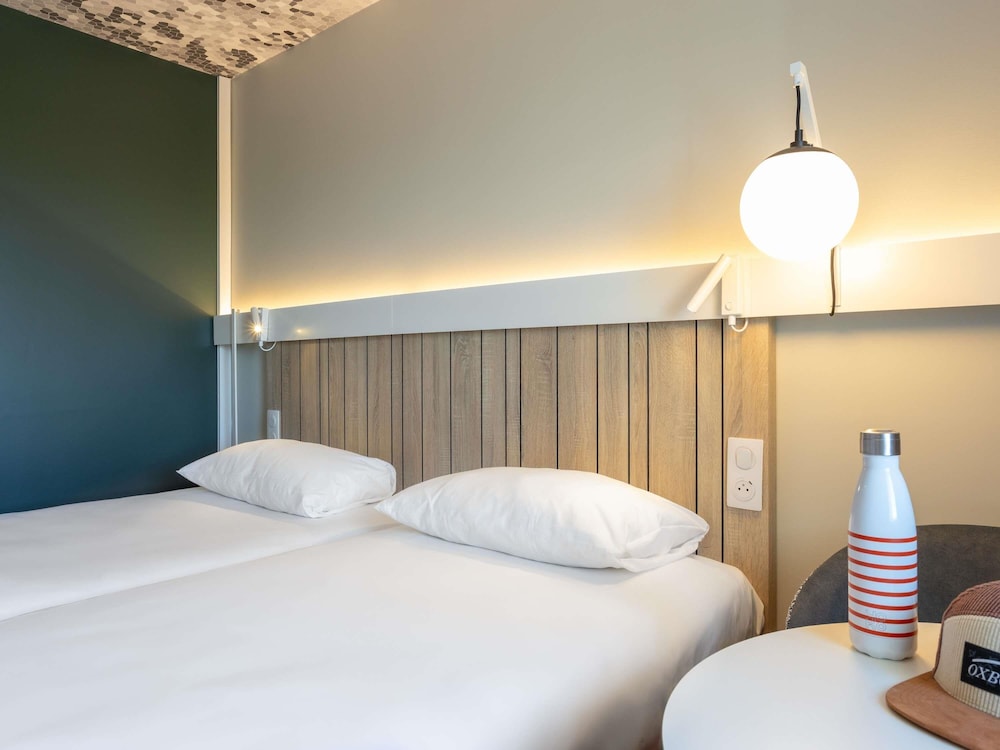Habitación estándar con dos camas individuales del hotel IBIS CLERMONT-FERRAND. MONTFERRAND. Foto 1