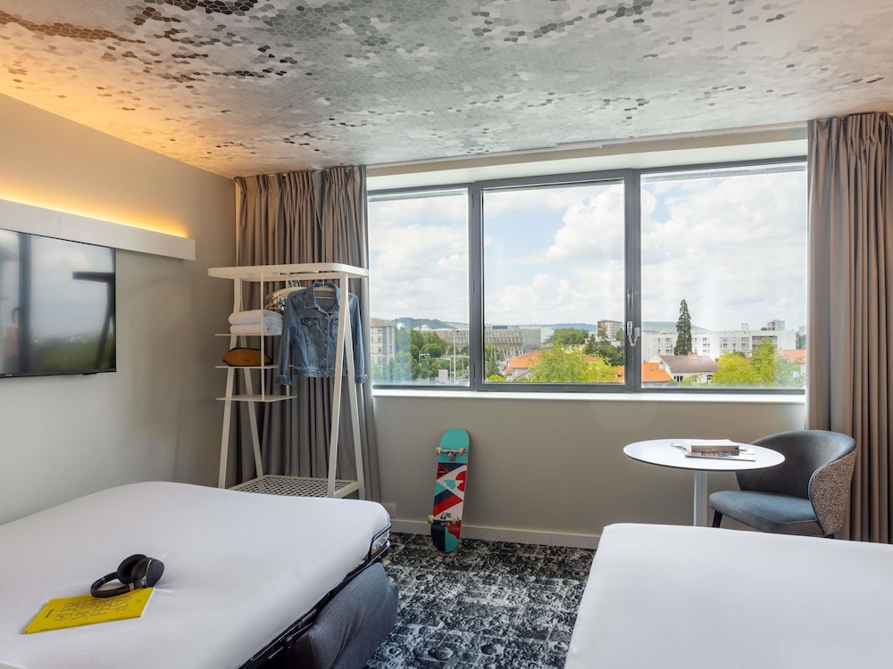 Habitación familiar con una cama doble y un sofá - cama de 2 plazas o dos sofá - camas de 1 plaza del hotel IBIS CLERMONT-FERRAND. MONTFERRAND
