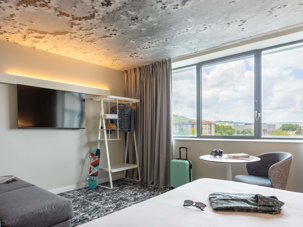 Habitación familiar con una cama doble y un sofá - cama de 2 plazas o dos sofá - camas de 1 plaza del hotel IBIS CLERMONT-FERRAND. MONTFERRAND. Foto 1