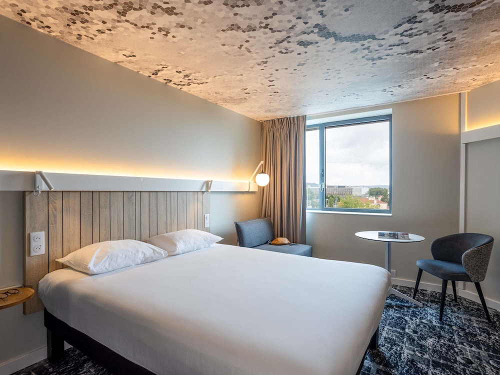 Habitación familiar con una cama doble y un sofá - cama de 2 plazas o dos sofá - camas de 1 plaza del hotel IBIS CLERMONT-FERRAND. MONTFERRAND. Foto 3