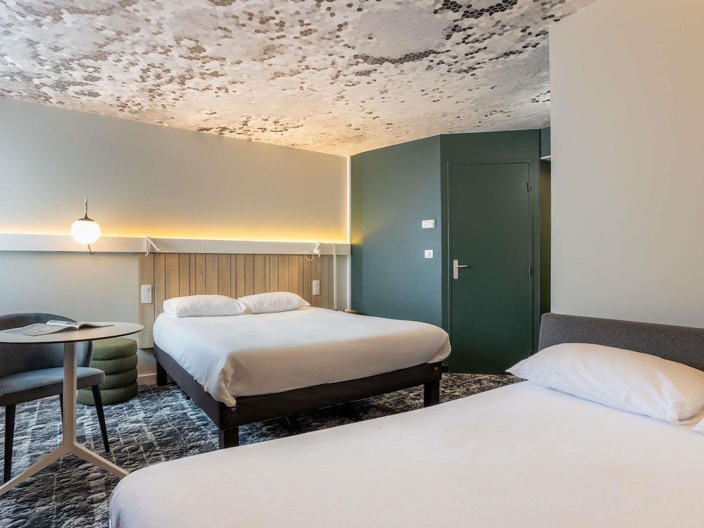 Habitación familiar con una cama doble y un sofá - cama de 2 plazas o dos sofá - camas de 1 plaza del hotel IBIS CLERMONT-FERRAND. MONTFERRAND. Foto 6