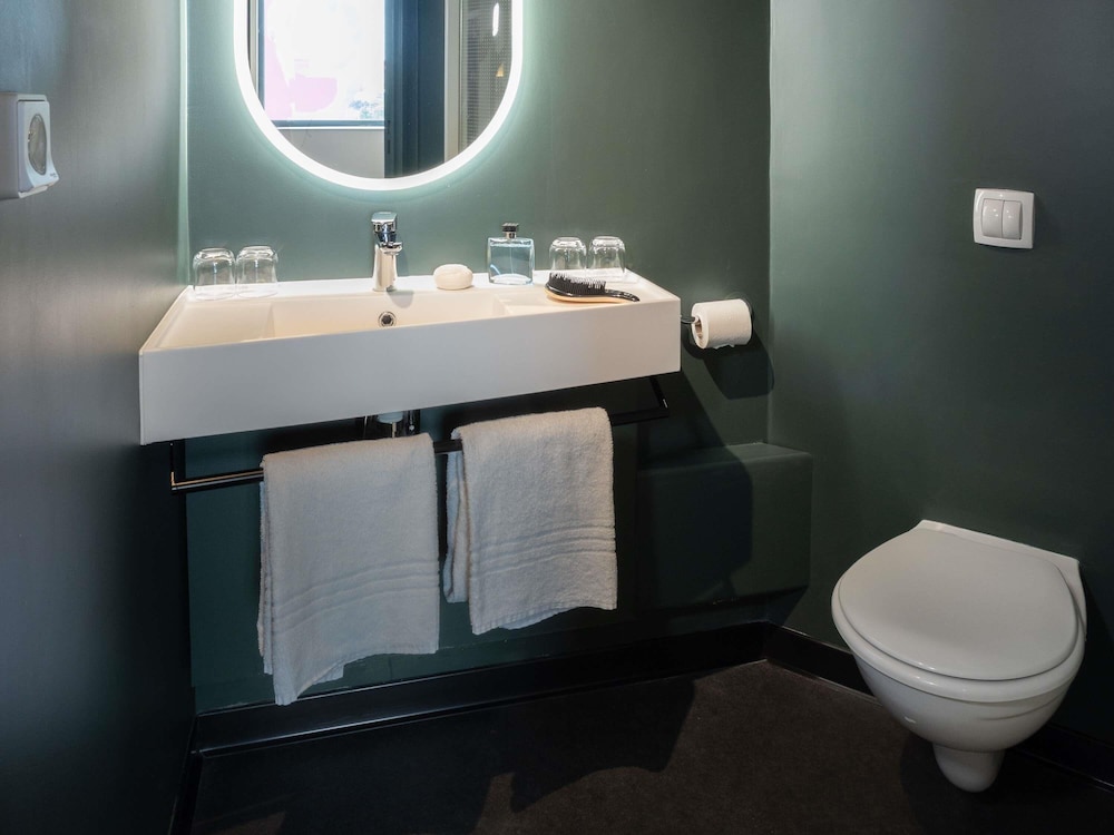 Habitación familiar con una cama doble y un sofá - cama de 2 plazas o dos sofá - camas de 1 plaza del hotel IBIS CLERMONT-FERRAND. MONTFERRAND. Foto 7