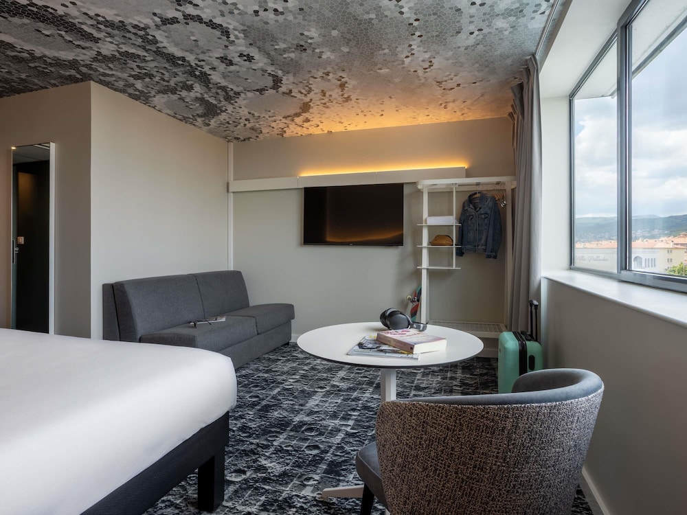 Habitación familiar con una cama doble y un sofá - cama de 2 plazas o dos sofá - camas de 1 plaza del hotel IBIS CLERMONT-FERRAND. MONTFERRAND. Foto 8