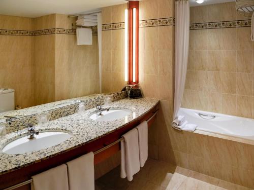 Suite Ejecutiva con una Cama Queen, Dos Camas Individuales y Sofá del hotel Mercure Andorra. Foto 4