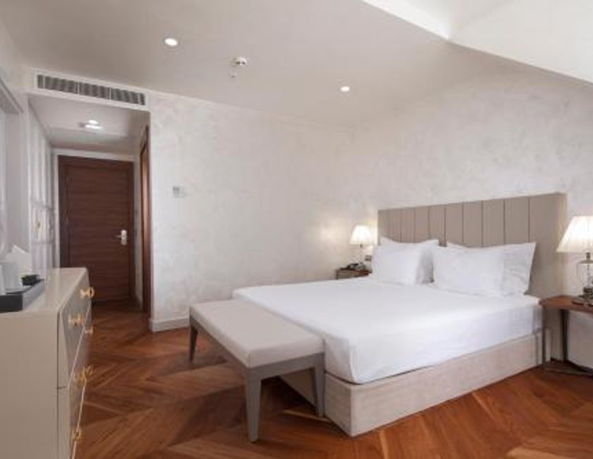 Habitación con cama extragrande y vistas al mar del hotel Sura Luxury Million and Spa. Foto 3