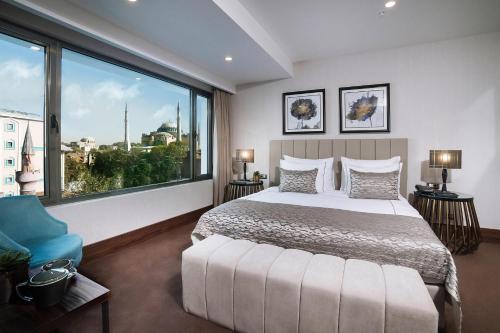 Habitación Superior con vistas a la ciudad del hotel Vogue Hotel Supreme Istanbul. Foto 1