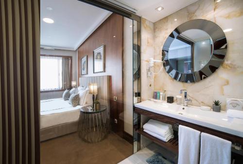Habitación Superior con vistas a la ciudad del hotel Vogue Hotel Supreme Istanbul. Foto 5