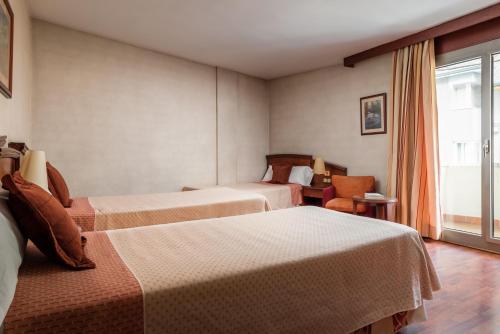 Habitación Triple del hotel Alegria President. Foto 1