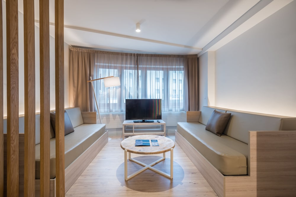 Habitación Familiar Deluxe, 6 personas del hotel Cosmos. Foto 1