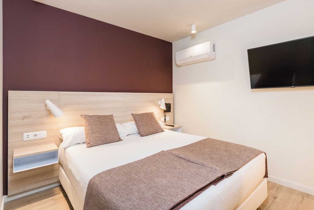 Habitación Familiar Deluxe, 8 personas del hotel Cosmos. Foto 1