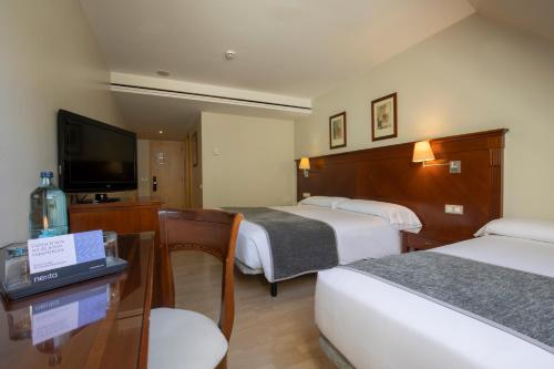 Habitación Triple del hotel Hesperia Andorra. Foto 1