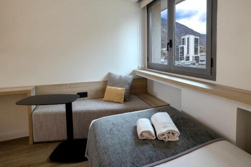 Habitación Triple del hotel Sercotel Delfos Andorra. Foto 2