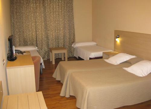 Habitación Cuádruple con vistas a la montaña y acceso al spa del hotel Panorama and Spa. Foto 1