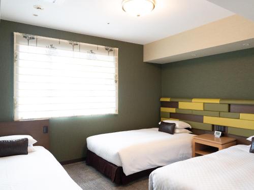 Habitación Triple Esquinera - Fumadores del hotel Hearton Kitaumeda. Foto 1