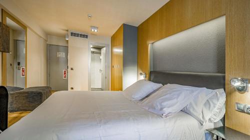 Habitación Triple Clásica del hotel Roc Blanc and Spa. Foto 1