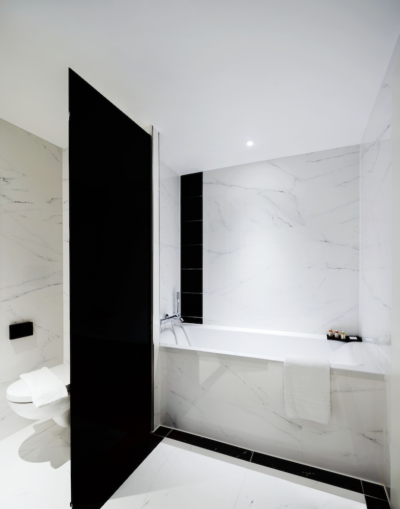 Suite Ejecutiva con 1 cama queen size del hotel Grand Bregenz Mgallery. Foto 8