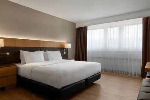 Habitación estándar con cama extragrande y vistas a la montaña del hotel Ac Hotel Innsbruck. Foto 1